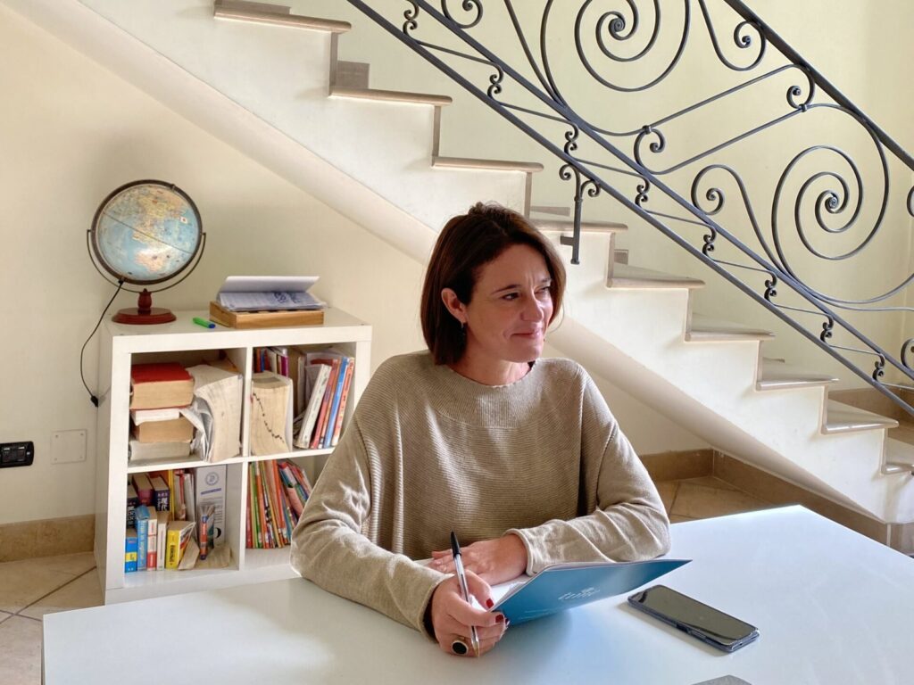 Laura Picciolo alla scrivania nella sede It's Time di Lecce